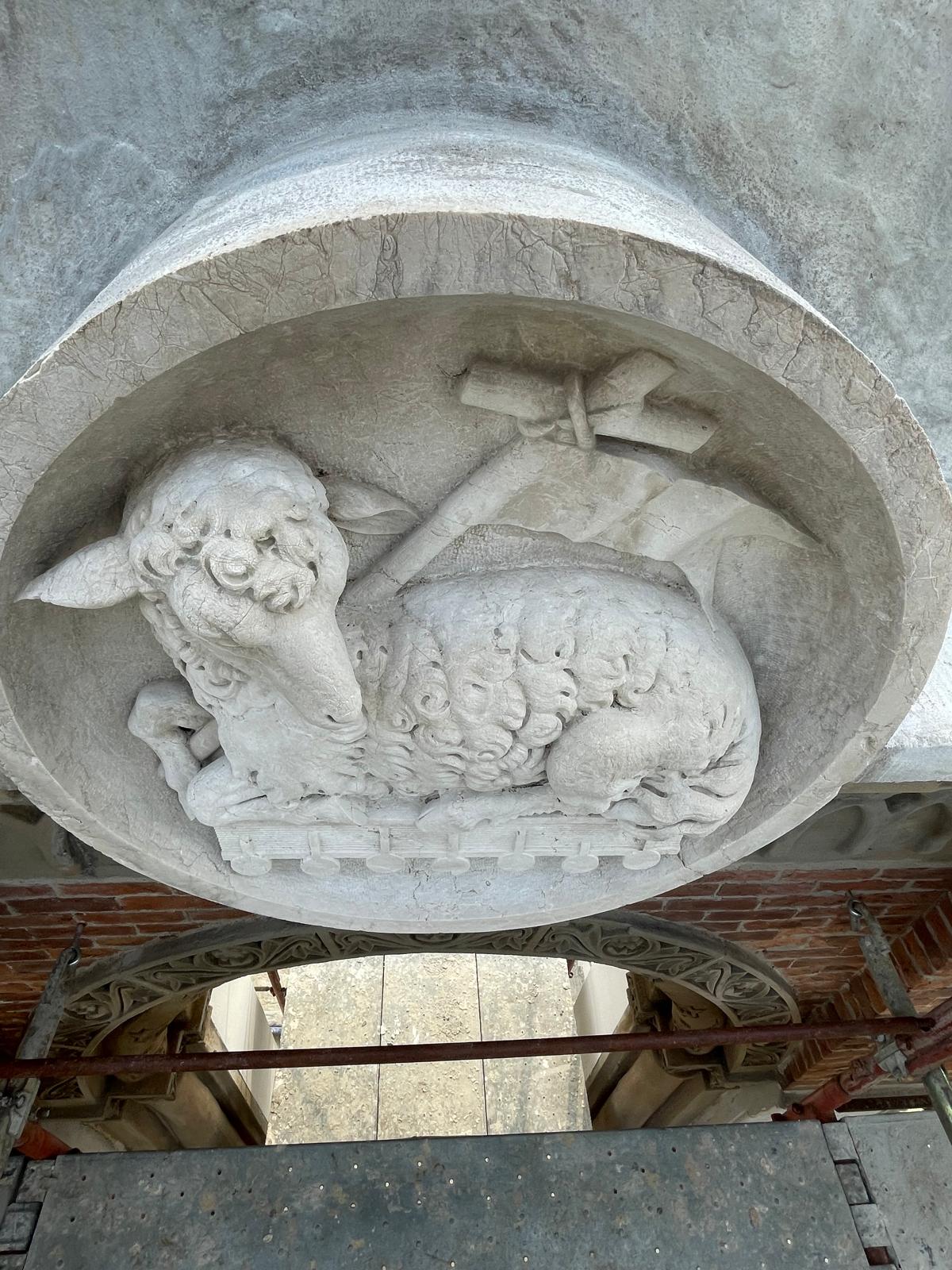 restauro artistico presso cappella cimiteriale